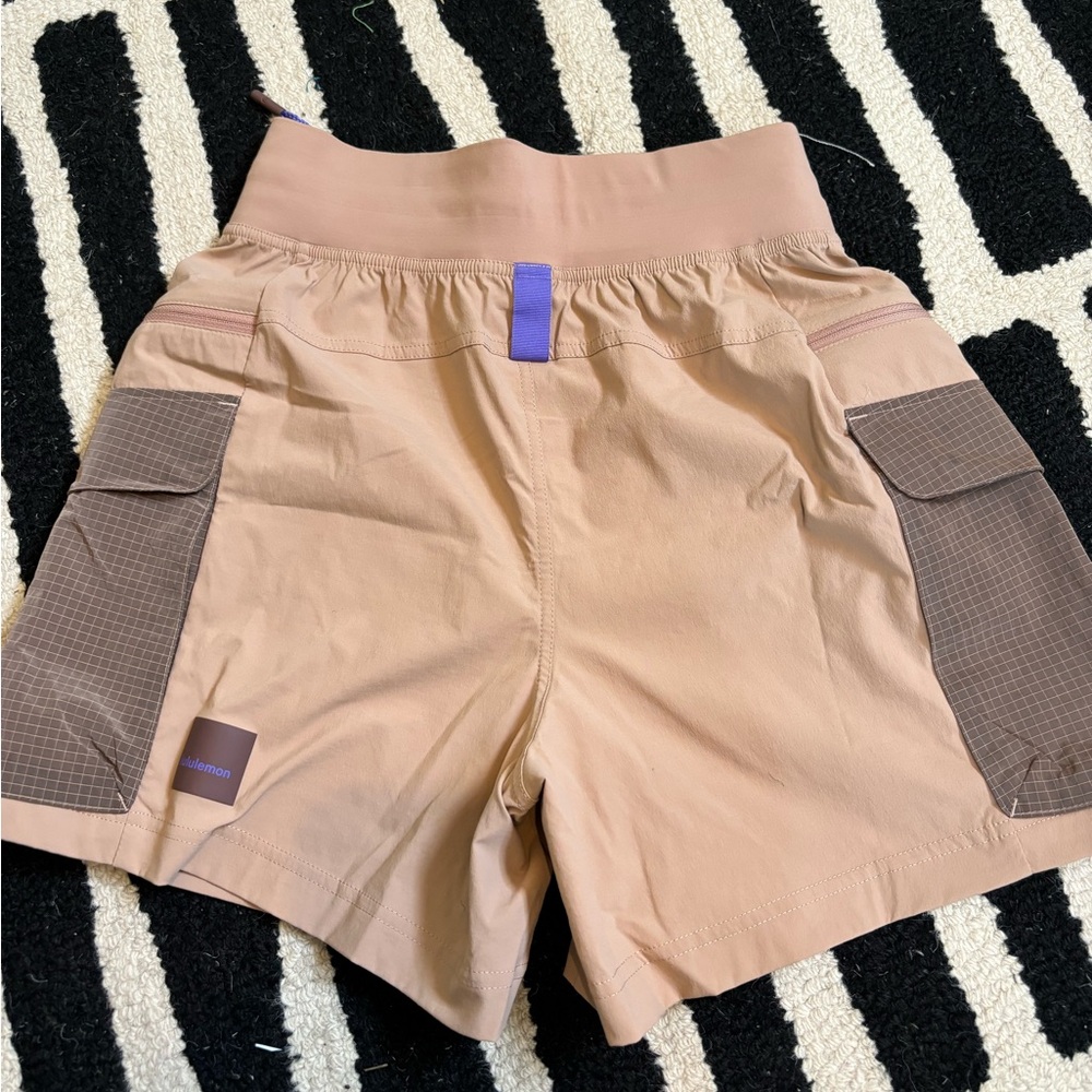 Lululemon Women’s Utility Cargo Shorts Sz 4 - Picture 3 of 3
